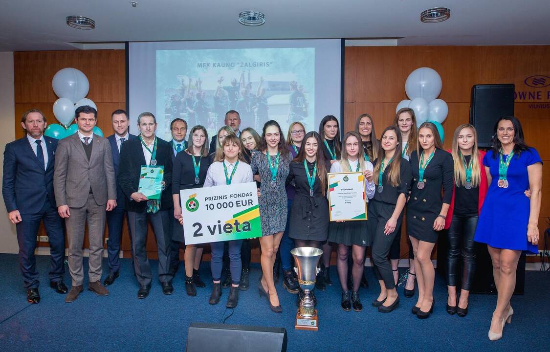 Pabaigtuvės: Kauno žalgirietės, Lietuvos futbolo A lygos vicečempionės, su treneriais ir LFF vadovais.