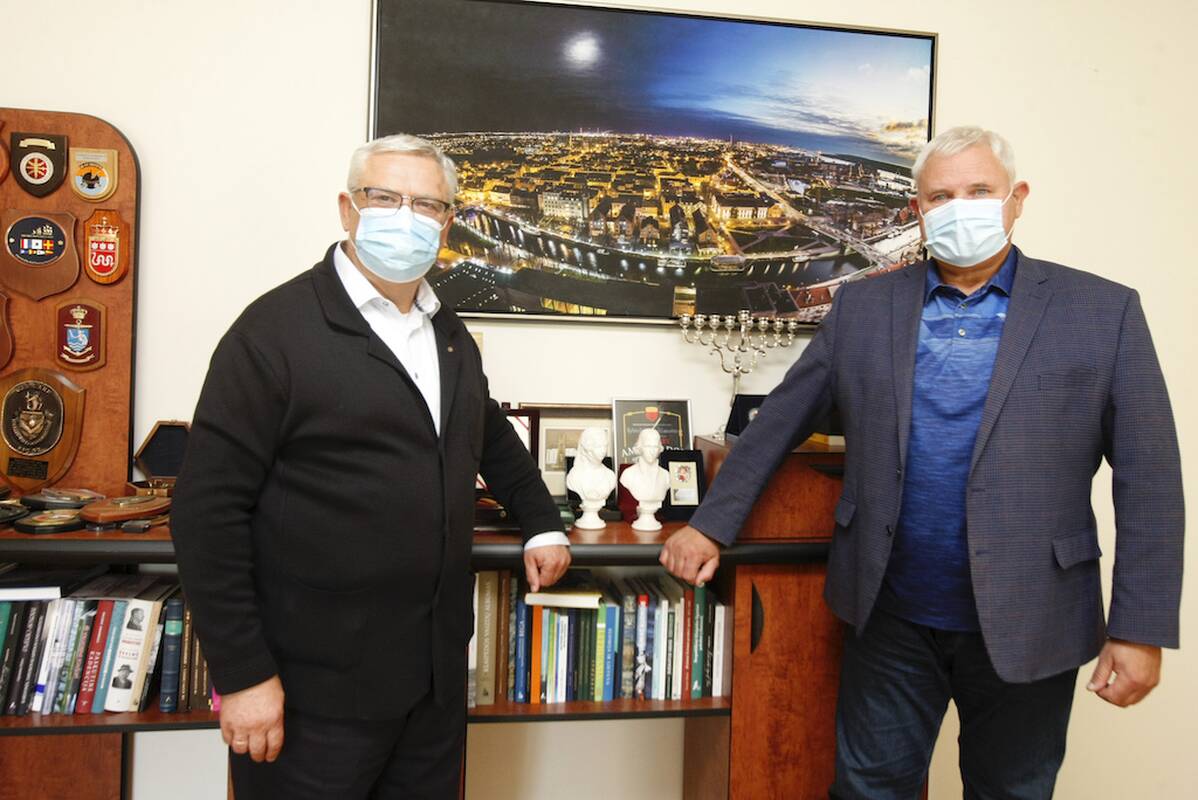 Sprendimai: susitikimo metu G.Vygantas (kairėje) ir V.Grubliauskas kalbėjo ne tik apie šventes ir vėliavas.