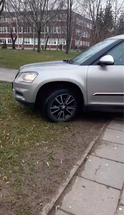 Įpročiai: automobilis važinėjo prie mokyklos esančia pieva ir šaligatviu, lyg tai būtų magistralė.