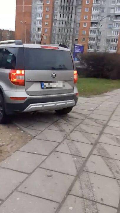 Įpročiai: automobilis važinėjo prie mokyklos esančia pieva ir šaligatviu, lyg tai būtų magistralė.