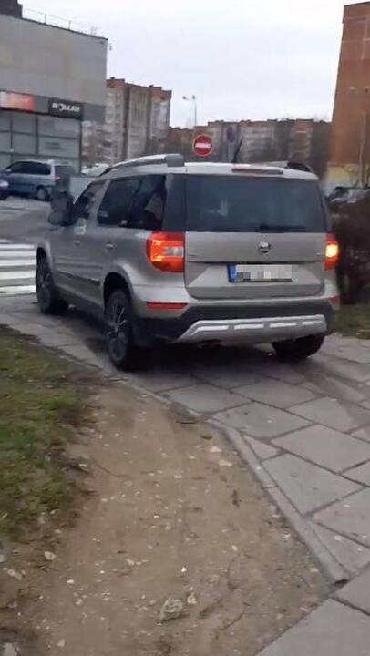 Įpročiai: automobilis važinėjo prie mokyklos esančia pieva ir šaligatviu, lyg tai būtų magistralė.