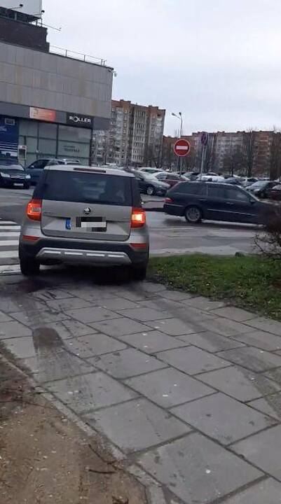 Įpročiai: automobilis važinėjo prie mokyklos esančia pieva ir šaligatviu, lyg tai būtų magistralė.