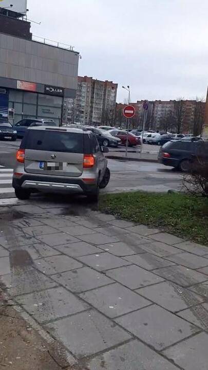 Įpročiai: automobilis važinėjo prie mokyklos esančia pieva ir šaligatviu, lyg tai būtų magistralė.