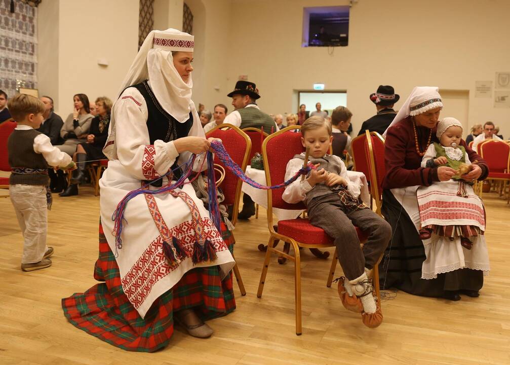 Biblinėje scenoje – visa šeima. Marija ir Juozapu pavirtę Laima ir Giedrius sūpuoja mažąją Kotryną, o seneliai – su Trimis Karaliais pavirtusiais broliais Gabrieliu, Augustinu ir Benjaminu.