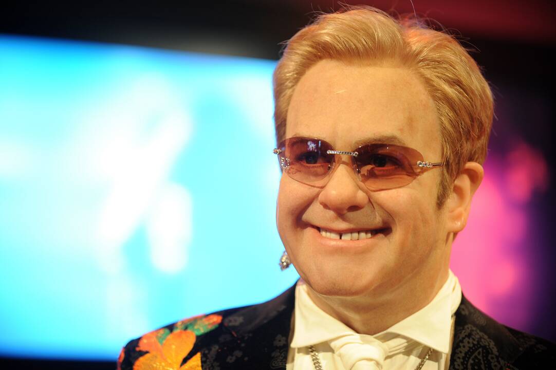 1976 — Madam Tiuso vaškinių figūrų muziejuje Londone lankytojams pristatyta Elton John (Eltono Džono) vaškinė figūra.