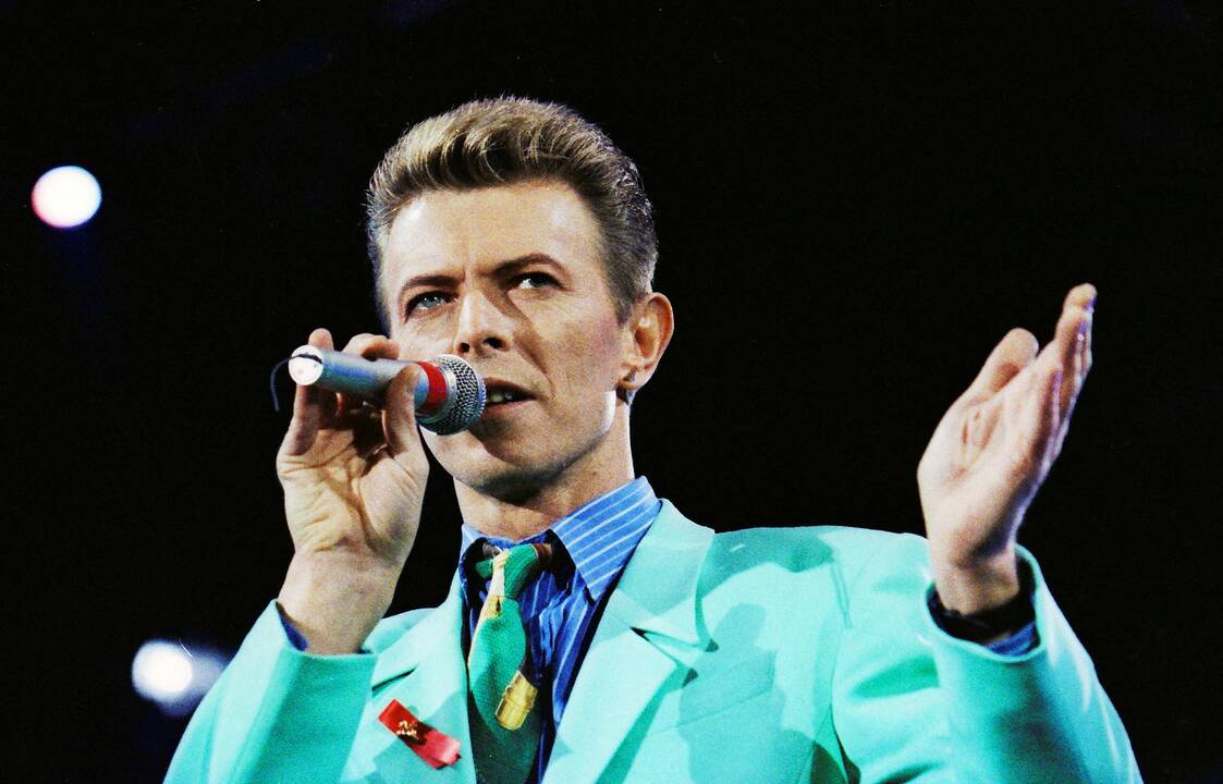 1947 — gimė britų dainininkas ir dainų autorius David Bowie (Deividas Būvis).