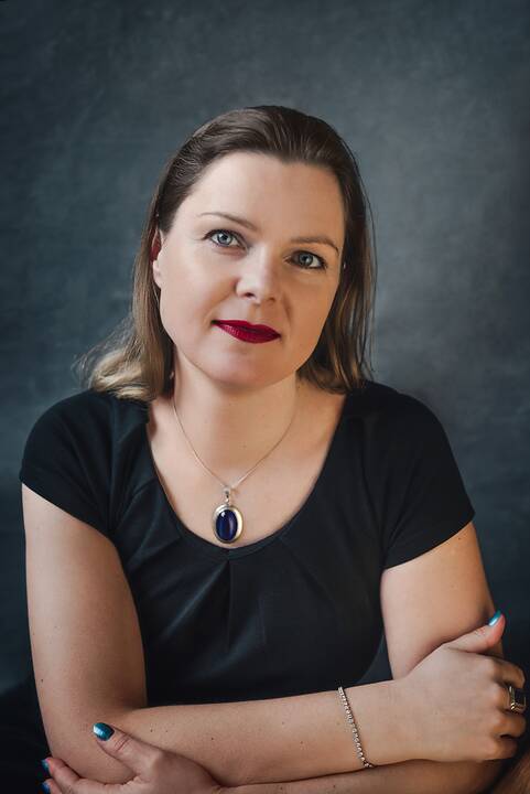 Pilnatvė: branžiame amžiuje paklususi širdžiai, o ne protui, R.Sagė šiandien mėgaujasi svajonių darbu – rašo knygas ir tinklaraštį, rengia interviu su rašytojais. 