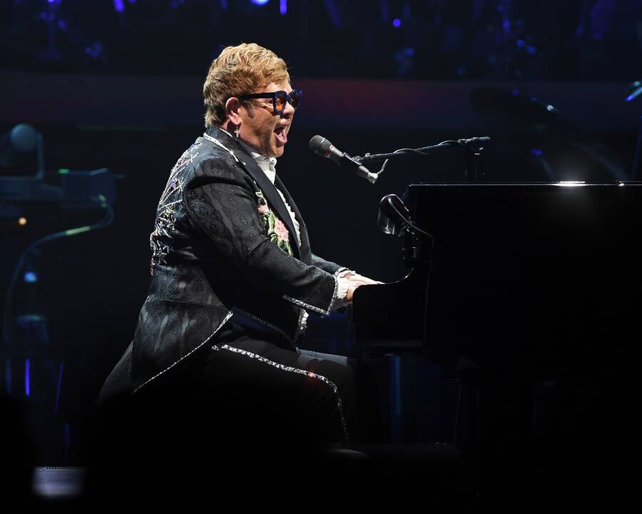 1992 — Elton John (Eltonas Džonas) pirmą kartą koncertavo Meksikoje. Į sostinėje vykusį pasirodymą susirinko 90 000 klausytojų.
