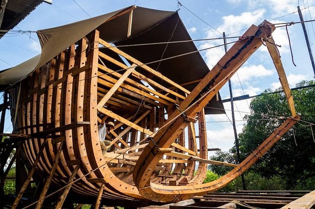 Vieta: burlaivis "Ceiba" statomas atviroje aikštelėje Kosta Rikoje.