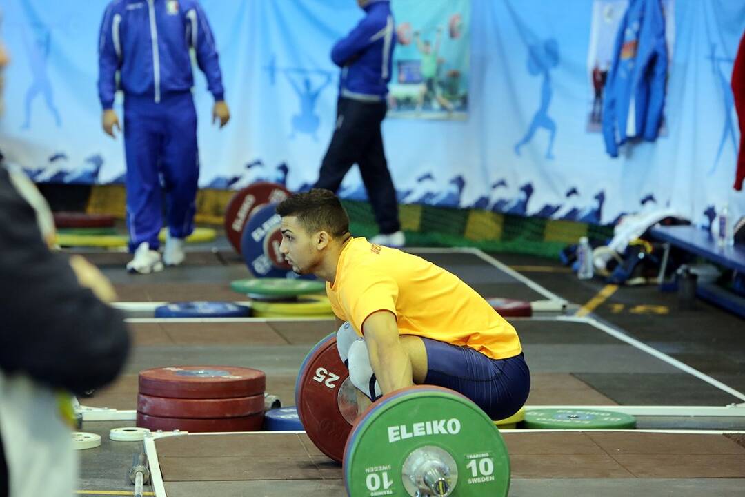 Nepradėjo: šalia naujosios Klaipėdos futbolo mokyklos Paryžiaus Komunos gatvėje planuotas statyti sunkiaatlečių centras kol kas nepradėtas, sportininkai treniruojasi senose salėse.
