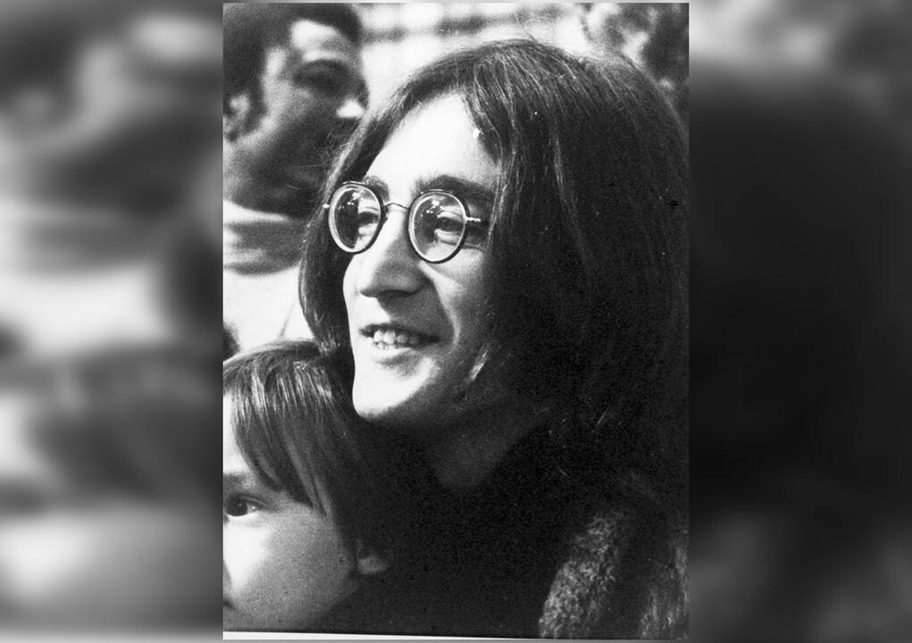 1968 — Johnas Lennonas (Džonas Lenonas) ir Yoko Ono (Joko Ono) buvo suimti ir apkaltinti marihuanos laikymu policijai atlikus kratą Ringo Starro bute.