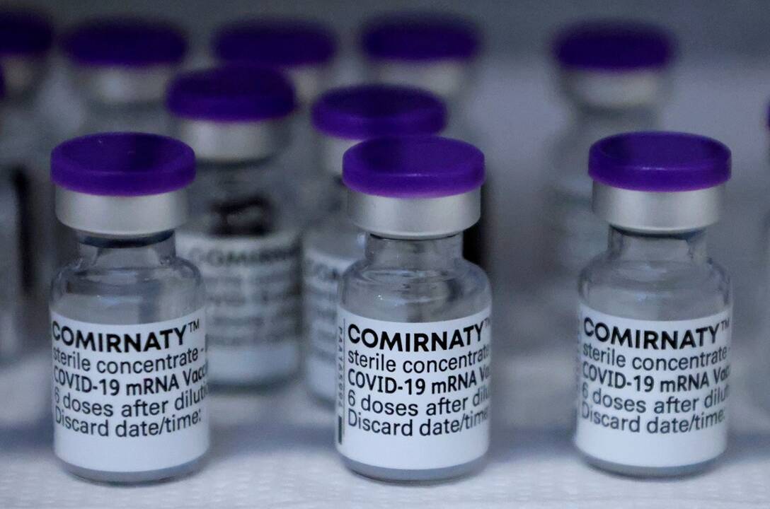 „Pfizer“ vadovas: po 6–12 mėnesių greičiausiai reikės trečios vakcinos dozės