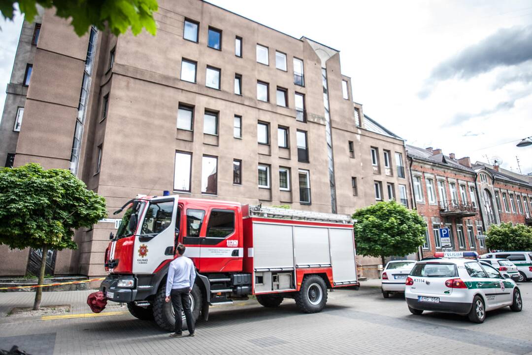 Moteris grasino susisprogdinti Kauno daugiabutyje