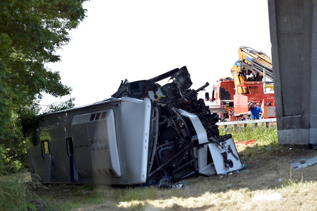Avarija: 34 vaikus vežusio britų autobuso vairuotojas žuvo
