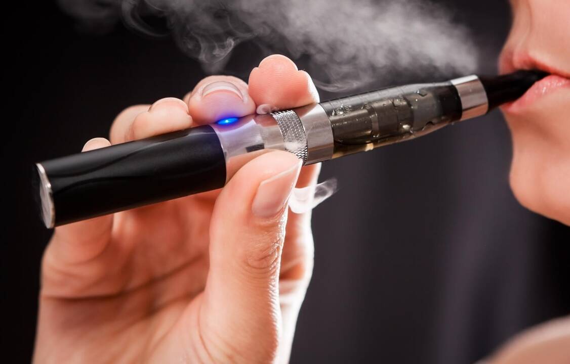 Dėl elektroninės cigaretės plėšikai nepilnametę nukrėtė elektrošoku