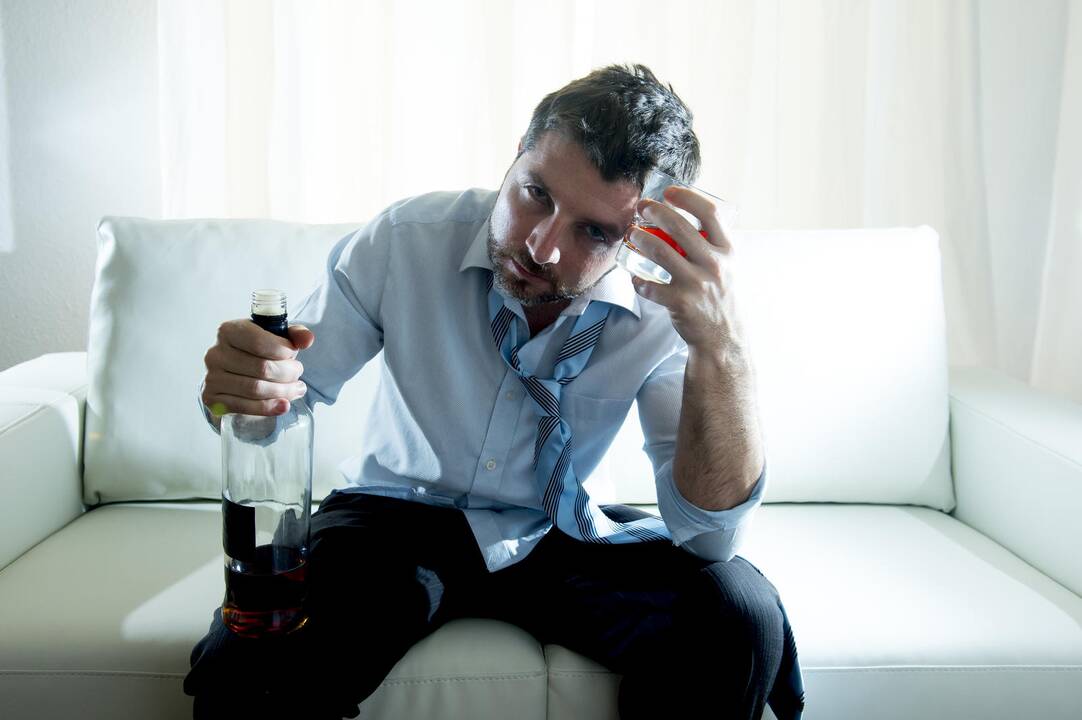 Alkoholį vartojantys piliečiai valstybei atneša milžiniškų nuostolių