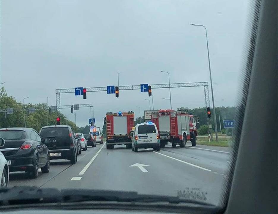 Ties Išorais susidūrė sunkvežimis ir „Audi“, nukentėjo moteris