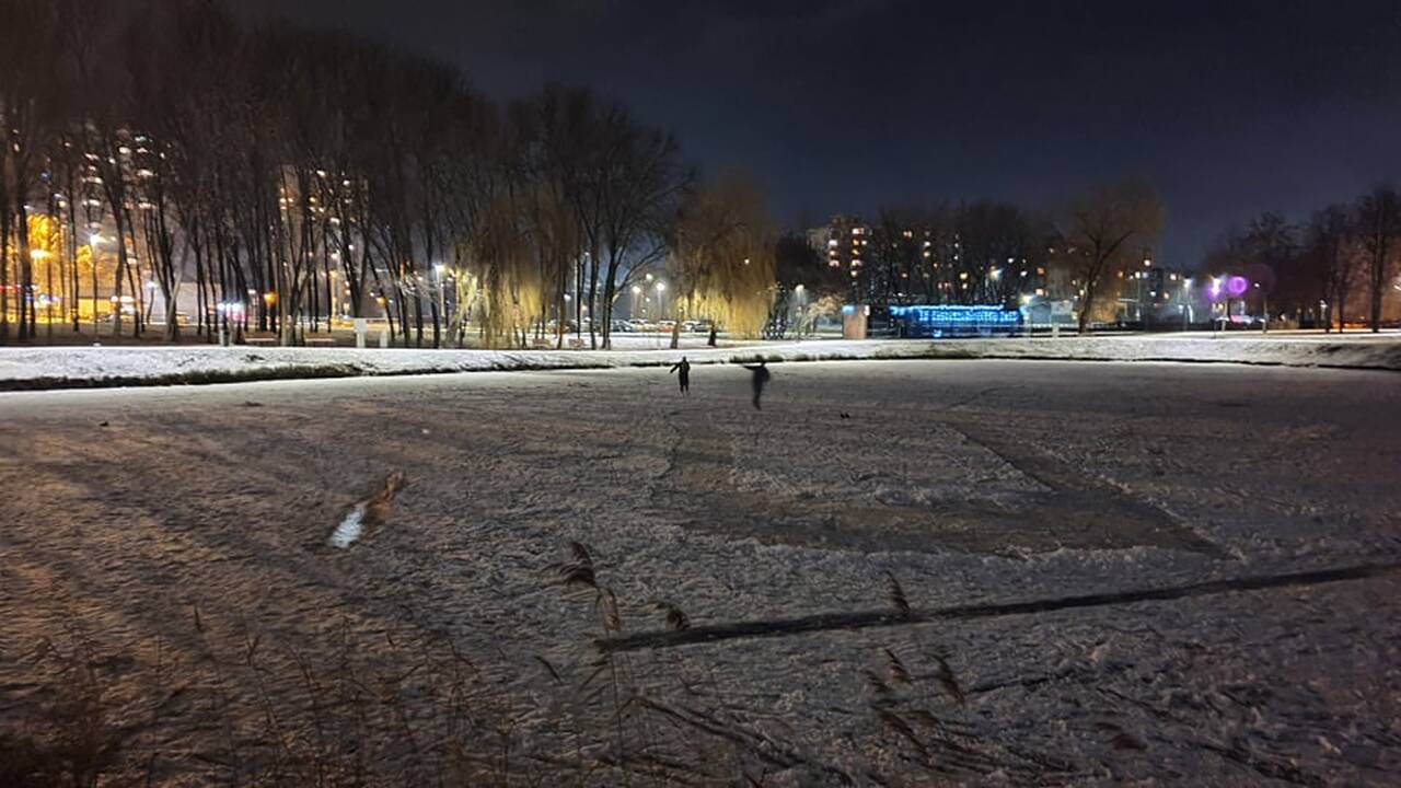 Nesaugu: Kalniečių parko tvenkinys virto ledo arena, tačiau specialistai įspėja apie pavojus.