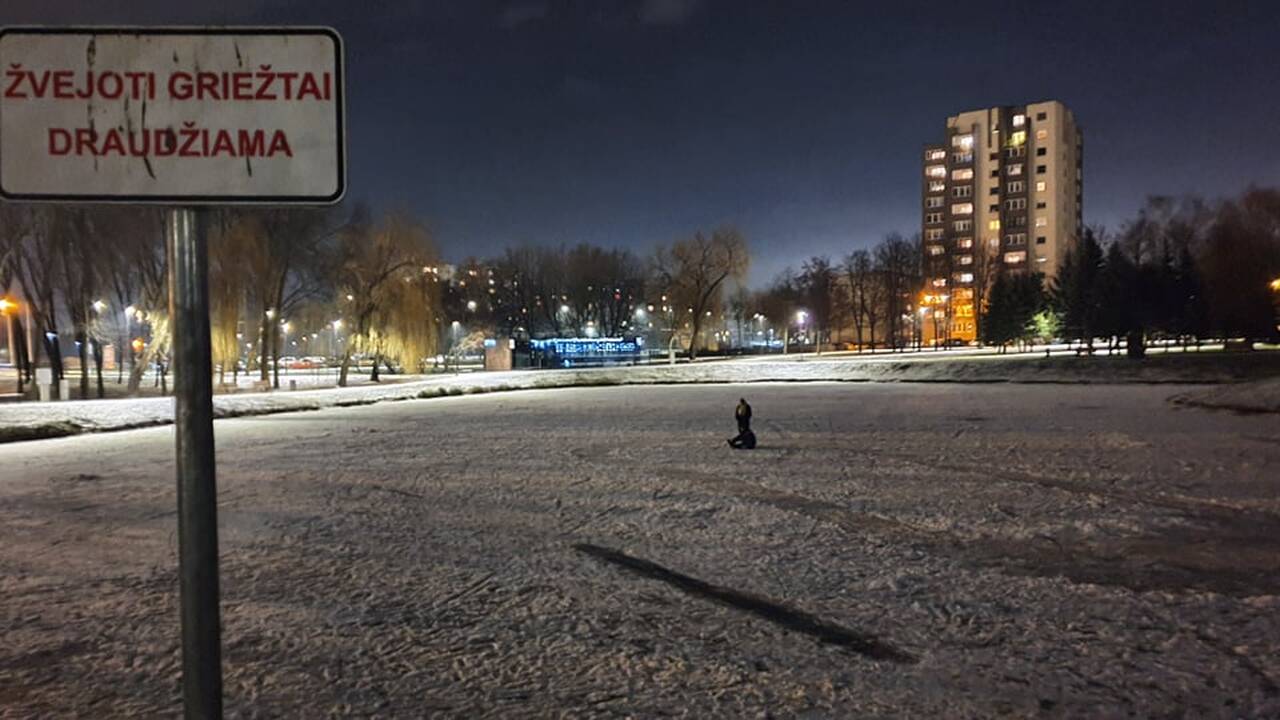 Nesaugu: Kalniečių parko tvenkinys virto ledo arena, tačiau specialistai įspėja apie pavojus.