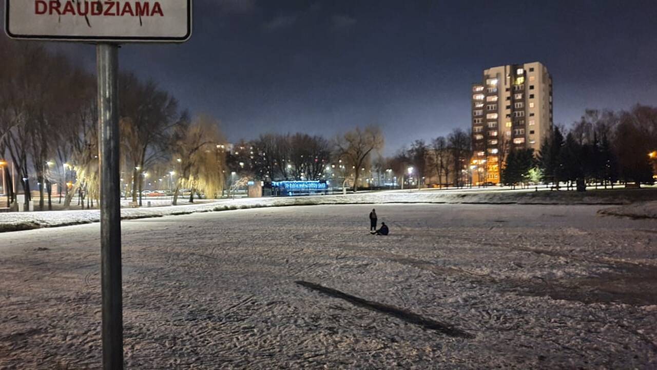 Nesaugu: Kalniečių parko tvenkinys virto ledo arena, tačiau specialistai įspėja apie pavojus.