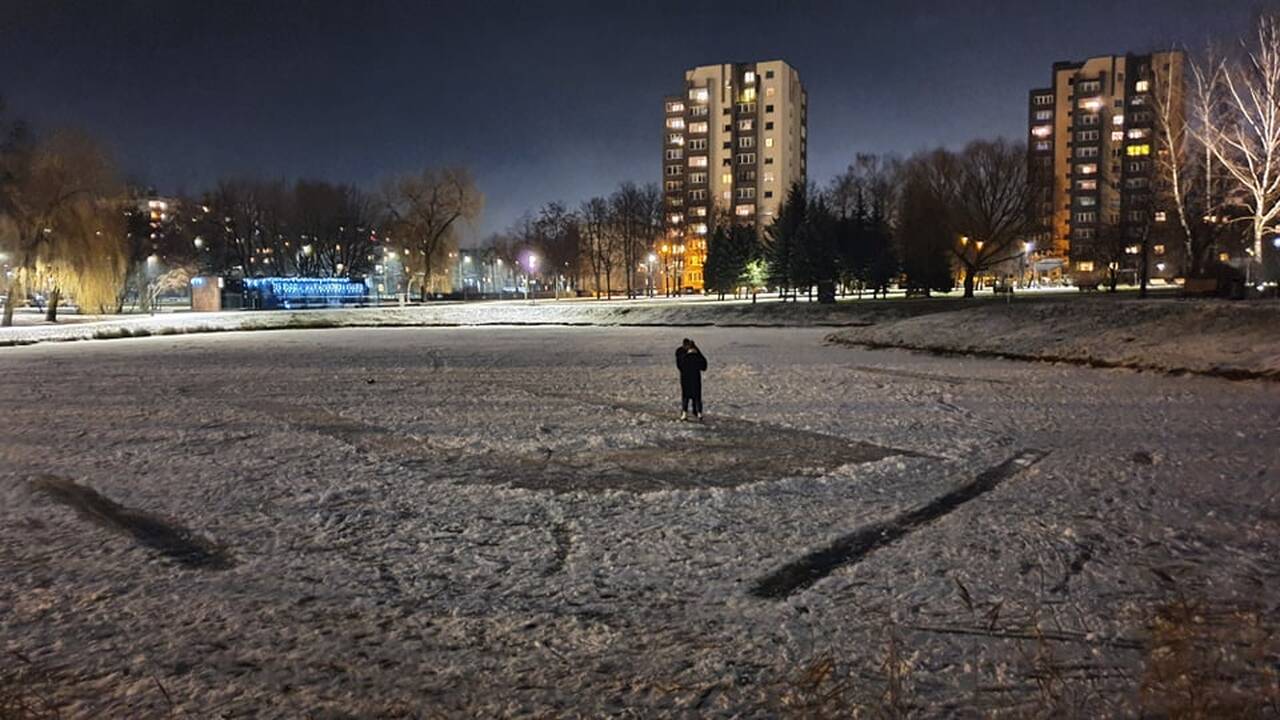 Nesaugu: Kalniečių parko tvenkinys virto ledo arena, tačiau specialistai įspėja apie pavojus.