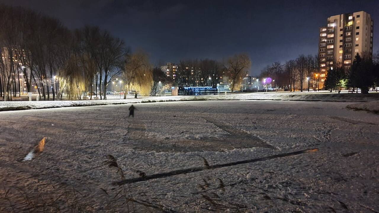 Nesaugu: Kalniečių parko tvenkinys virto ledo arena, tačiau specialistai įspėja apie pavojus.