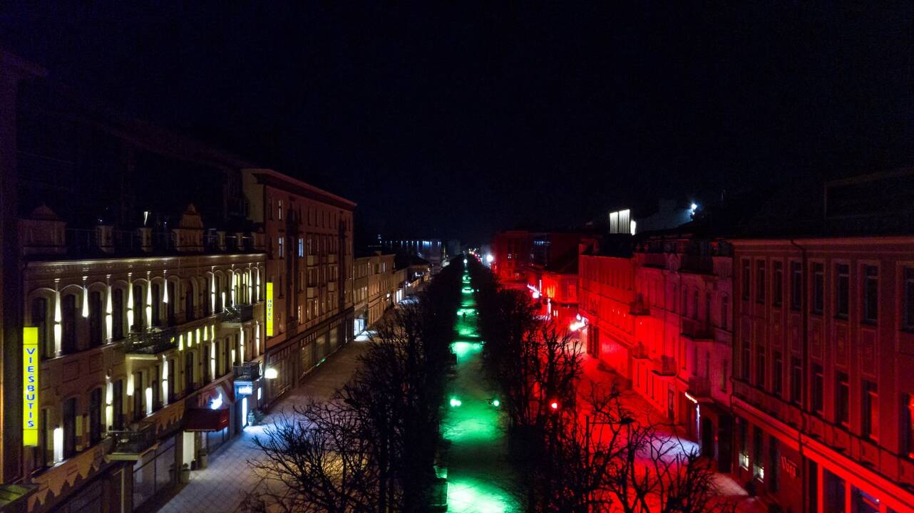 Per Laisvės al. nusidriekė šviesų trispalvė