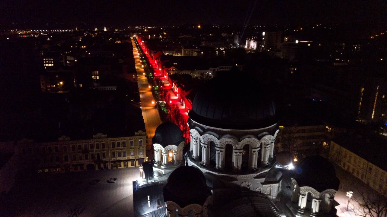 Per Laisvės al. nusidriekė šviesų trispalvė