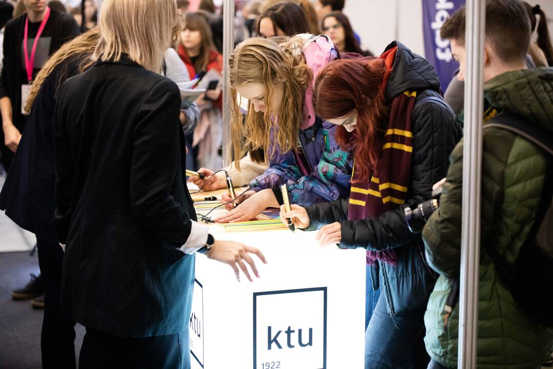 Prisitaikė: pandemijos metu bendravimas su moksleiviais vyksta ir gyvai, ir virtualiai.