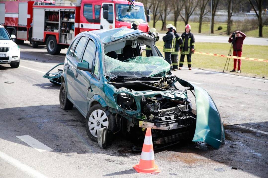 Avaringas rytas Varėnos rajone – susidūrė krovininis ir lengvasis automobiliai, BMW nulėkė nuo kelio