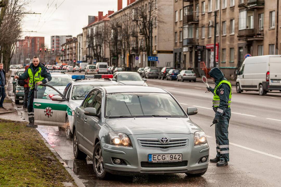 Kauno pareigūnų reidas Taikos ir Savanorių prospektuose