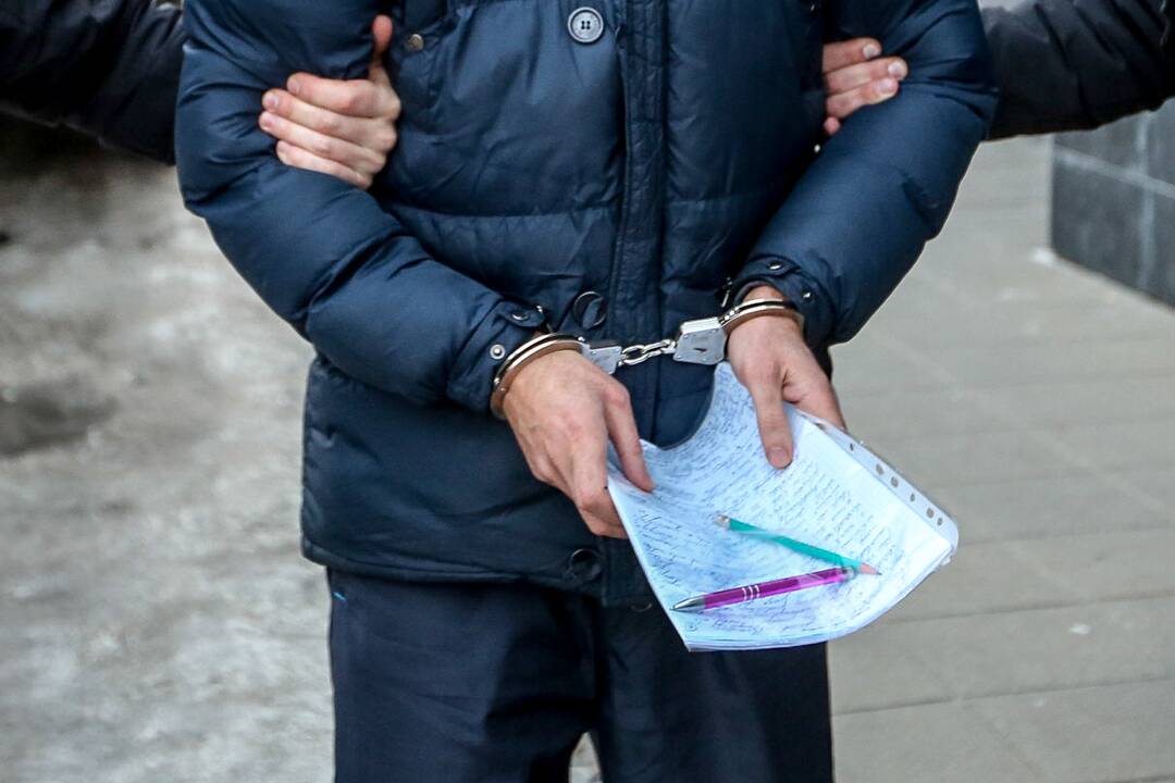 Recidyvistas iš Jonavos siunčiamas už grotų: grasino visus iššaudyti ir padėti bombą