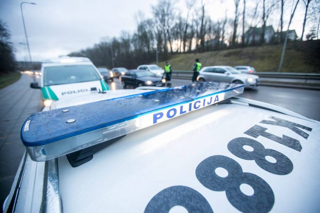 Situacija: painiava kilo po avarijos, kai pareigūnai apkaltino, kad mergina esą neturėjo teisės vairuoti, nors "Regitros" duomenų bazė rodė, jog vairuotojos pažymėjimas yra galiojantis.