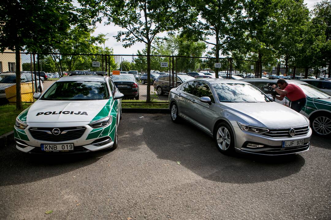 Kaune pristatytas naujasis nežymėtas policijos automobilis