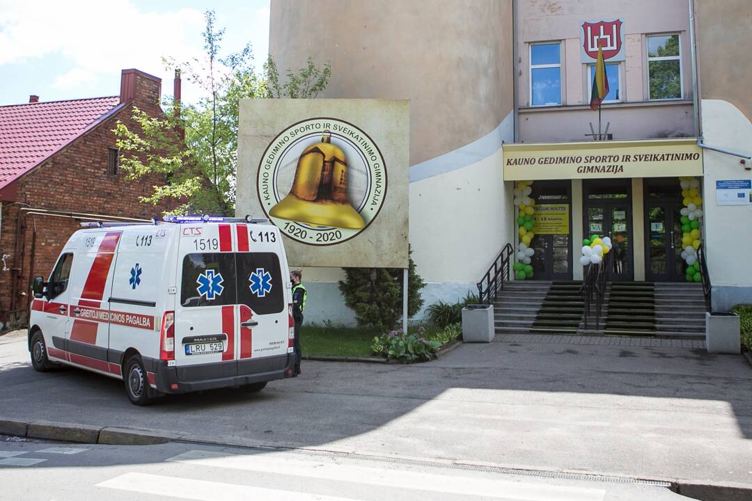 Kaune pro gimnazijos langą iškrito nepilnametis