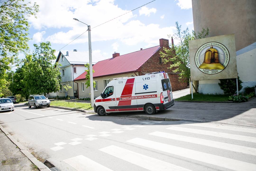 Kaune pro gimnazijos langą iškrito nepilnametis