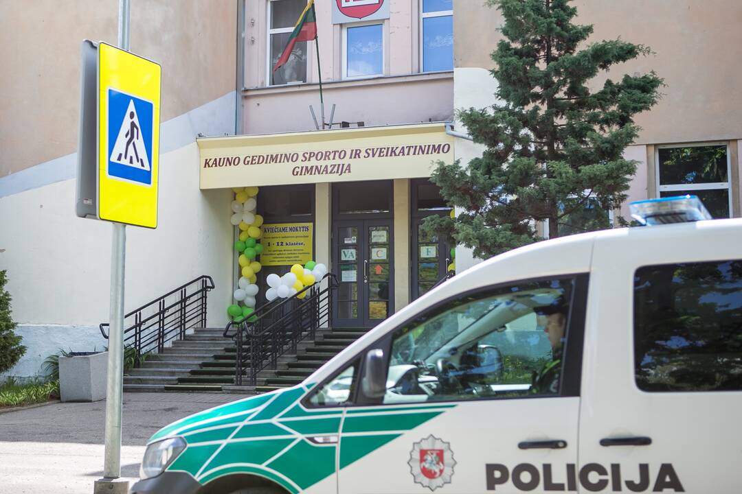Kaune pro gimnazijos langą iškrito nepilnametis