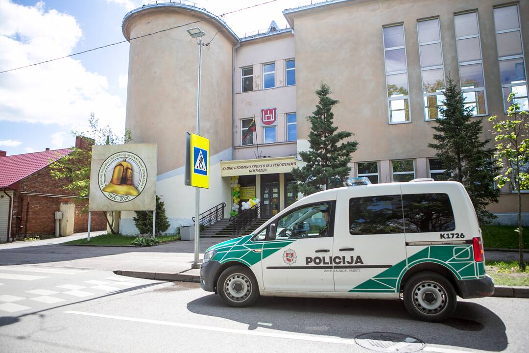 Kaune pro gimnazijos langą iškrito nepilnametis