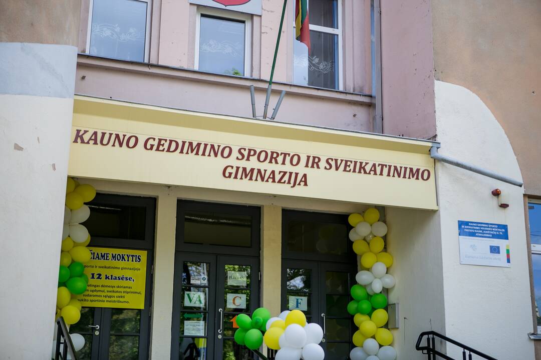 Kaune pro gimnazijos langą iškrito nepilnametis
