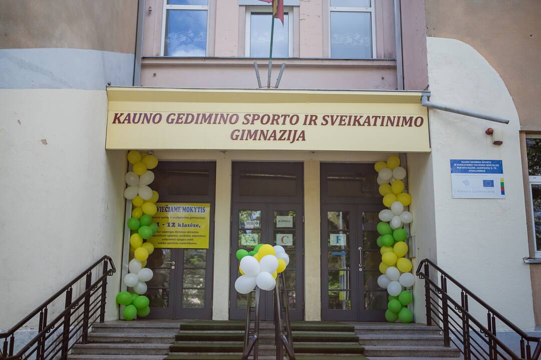 Kaune pro gimnazijos langą iškrito nepilnametis