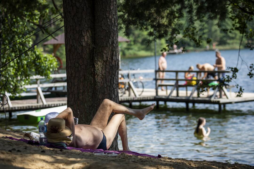Medikas: per karščius pirmieji pacientai – pagyvenę žmonės ir sirgę COVID-19
