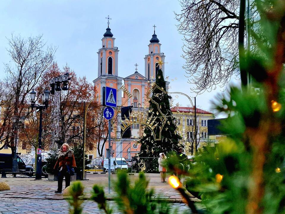 Rotušės aikštėje – paskutiniai darbai prieš Kalėdų eglės įžiebimą