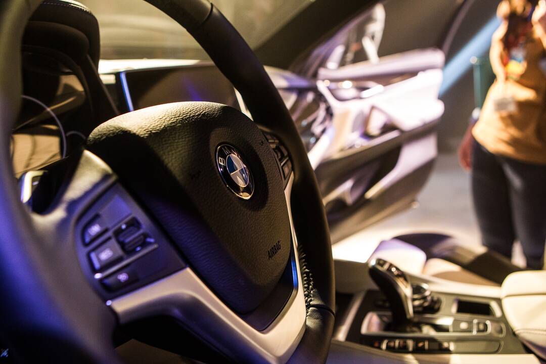 „BMW X6“ savininkas kreipėsi į policiją: savo automobilį rado be bamperio, žibintų