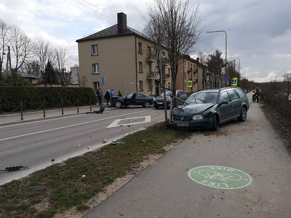 Smetonos alėjoje išsitaškė du automobiliai, sužaloti abu vairuotojai 