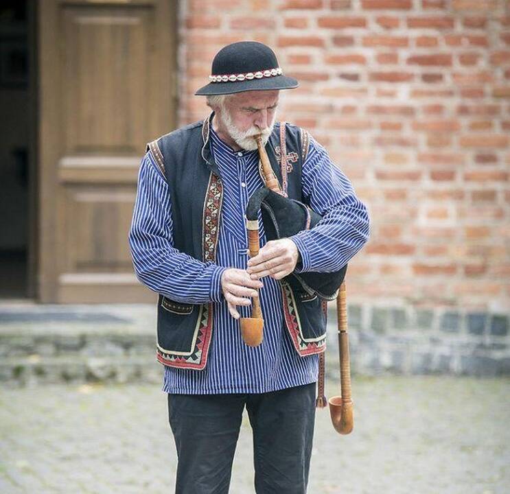 Savas: dūdmaišis muziejininkui, medžio drožėjui Arūnui Sniečkui – nesvetimas instrumentas.