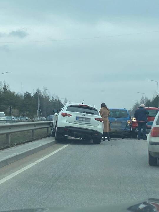 Prie Gariūnų – masinė avarija, nusidriekė automobilių spūstis