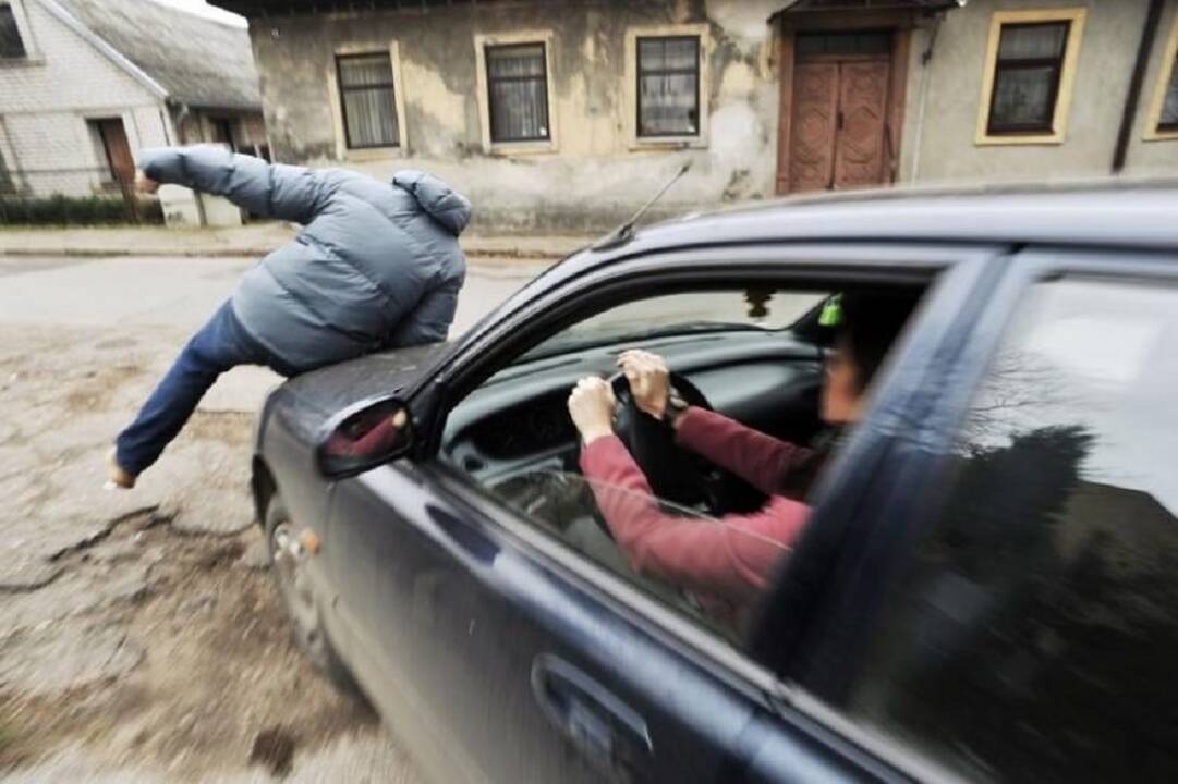 Taktika: prie perėjos stovėjęs vyras buvo pasirengęs kristi taip, kad realiai liktų nesužeistas.