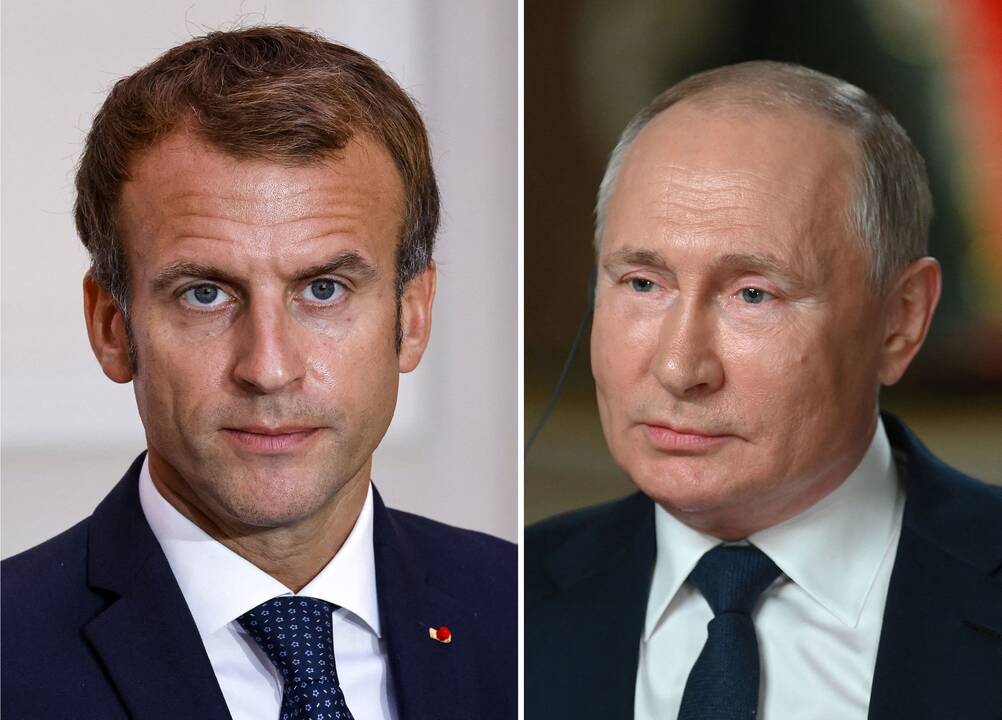 Emmanuelis Macronas (kairėje) ir Vladimiras Putinas (dešinėje)