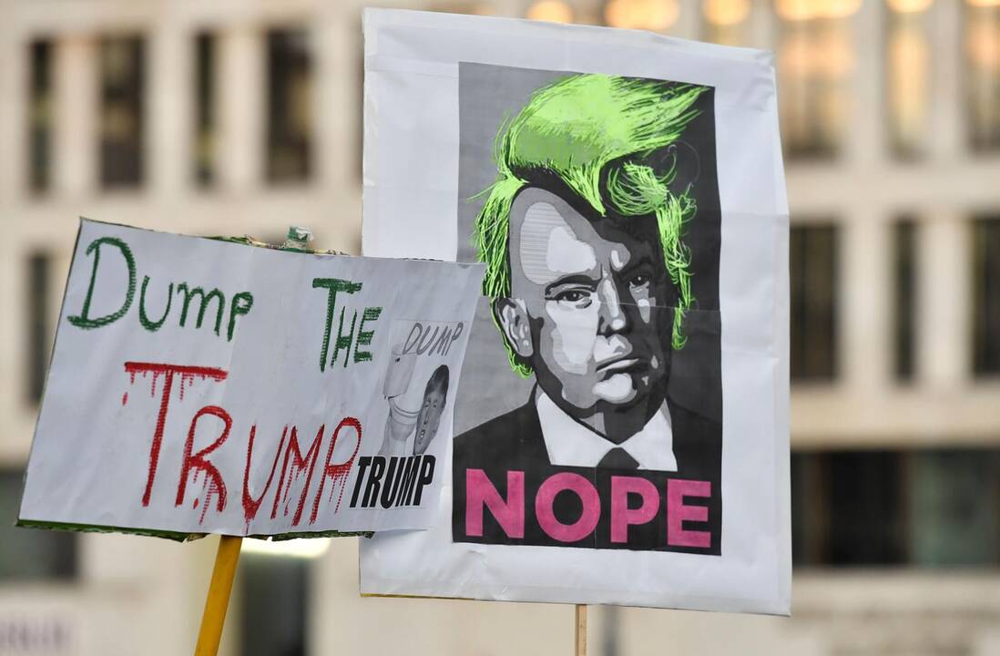 Neištesėti D. Trumpo pažadai piktina Škotijos kaimą