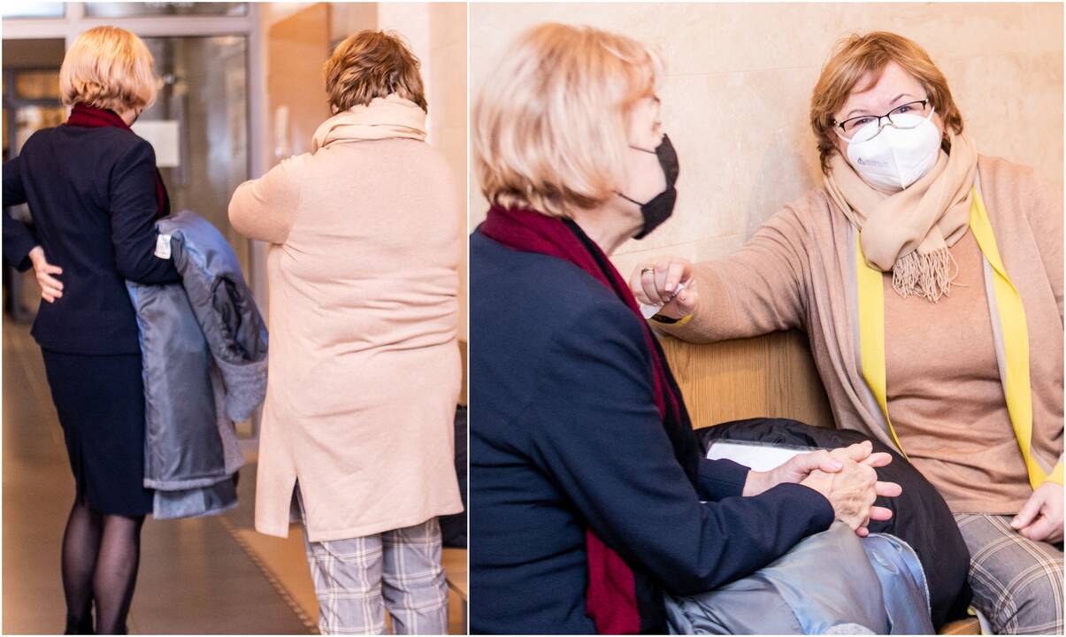 Kontrastas: G.Poškaitienė (iš dešinės), išvydusi žiniasklaidos fotoobjektyvus, piktai rėžė galinti papozuoti ir kitu kampu, o R.Valantiejienė stengėsi nepatekti į kadrą.